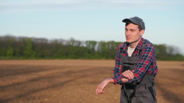 Retrato Joven Agricultor Pie Campo Arado Apoyado Una Pala — Vídeos de Stock
