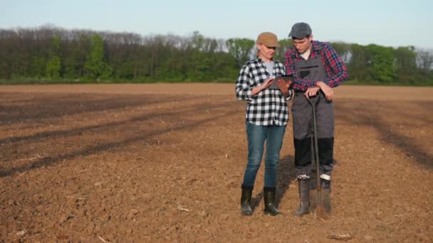 Два Фермера Стоят Поле Общаются Используют Планшет Лицензионные Стоковые Видеоролики