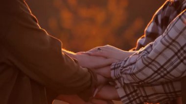 Bir grup gencin elleri sevinçli bir şekilde havaya kalkar.