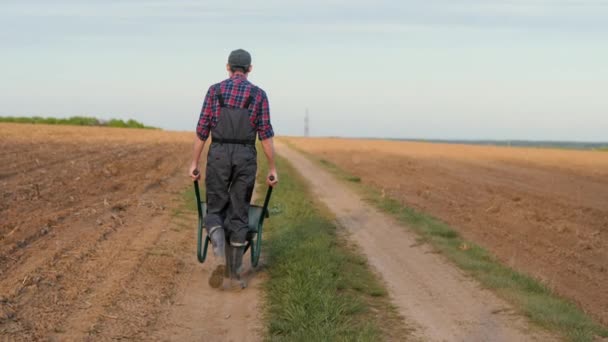 Granjero Está Caminando Por Camino Rural Empujando Carro Delante — Vídeos de Stock