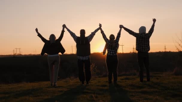 Μια Ομάδα Νέων Σηκώνουν Χέρια Ψηλά Μια Χαρούμενη Χειρονομία — Αρχείο Βίντεο