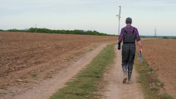 Agricultor Com Uma Planta Cultivada Sementes Uma Caminha Longo Estrada — Vídeo de Stock