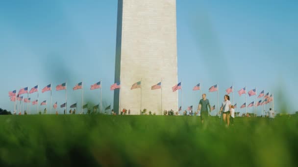 Människor Vilar Nära Washington Monument Centrum Den Amerikanska Huvudstaden Solen — Stockvideo