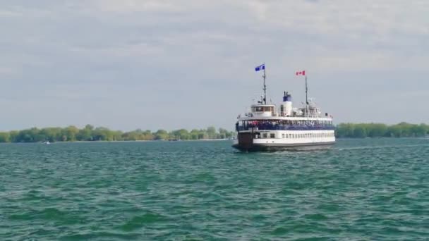 Επιβατηγό Πλοίο Κολυμπά Από Νησί Ακτή Του Τορόντο — Αρχείο Βίντεο