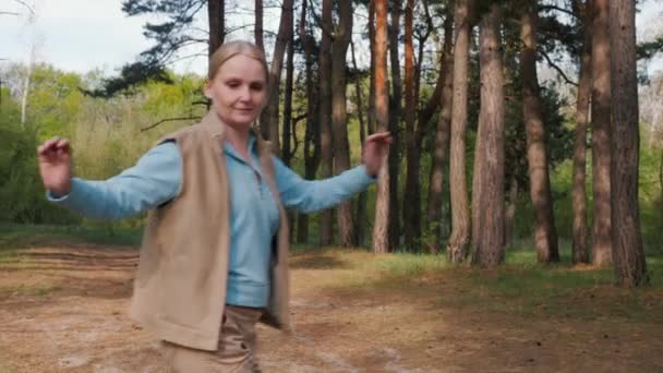 Веселая Женщина Репетирует Вальс Сосновом Лесу Лицензионные Стоковые Видеоролики