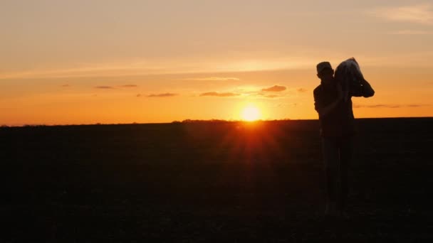 Spatele Soarelui Silueta Unui Fermier Purtând Pungă Umăr Află Într — Videoclip de stoc