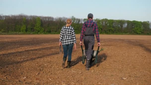 Dua Petani Sedang Berjalan Jalan Lapangan Menarik Gerobak Yang Sarat — Stok Video