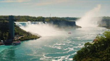Niagara Nehri ve Niagara Şelalesi. Gökkuşağı Köprüsü 'nden görüntü. 4k video