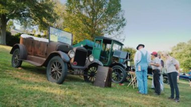 Retro otomobil ücretsiz açık hava Sergisi. Bir dizi eski Cadillac, insanlar arabalar hayranım.