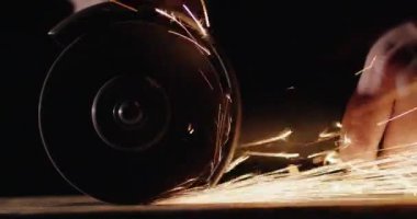 Çember çizerek metal işleme, kaynak öğütme. 4k video