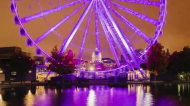 Montreal 'in Kanada' daki gece manzarası ve dönme dolap. Şehir ışıklarla güzelce aydınlatılmış..