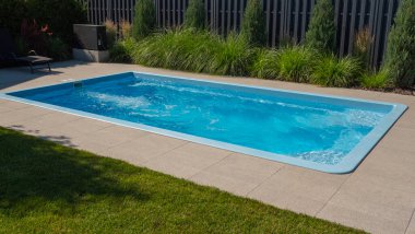 Arka bahçedeki bir yüzme havuzunda sürekli yüzmeye olanak sağlayan sabit bir su akımı oluşturan ters akım sistemi vardır. Egzersiz yapmak ya da yüzmek isteyenler için mükemmel bir ortam.