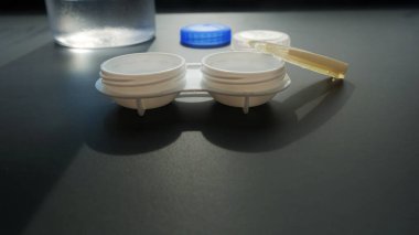 Kontak lens kutusu ve cımbız ayarlandı.