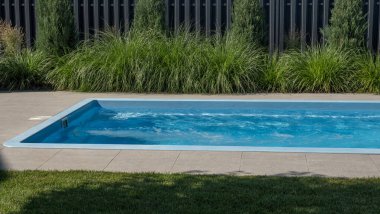 Arka bahçedeki bir yüzme havuzunda sürekli yüzmeye olanak sağlayan sabit bir su akımı oluşturan ters akım sistemi vardır. Egzersiz yapmak ya da yüzmek isteyenler için mükemmel bir ortam.