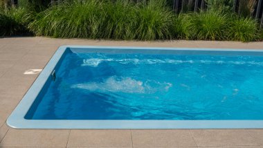 Arka bahçedeki bir yüzme havuzunda sürekli yüzmeye olanak sağlayan sabit bir su akımı oluşturan ters akım sistemi vardır. Egzersiz yapmak ya da yüzmek isteyenler için mükemmel bir ortam.