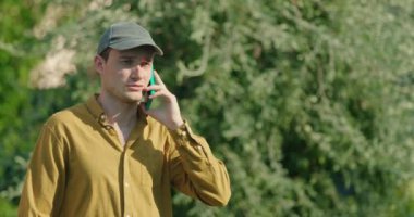 Genç bir adam bir telefon konuşmasının ortasındayken aniden bir kova suyla sırılsıklam olur. Şaşırtıcı tepkisi ve su sıçraması komik ve ferahlatıcı bir sahne yarattı, mükemmel.