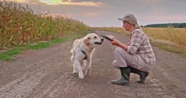 Bir kadın çiftçi, tabletine odaklanmış bir şekilde mısır tarlasının önünde duruyor ve köpeği ona doğru koşuyor. Sahne, çiftçiler arasındaki bağın altını çizerek kırsal yaşamın sıcaklığını ve basitliğini yakalıyor.