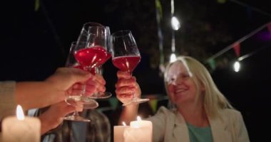 Canlı bir arkadaş grubu bir akşam parkındaki bahçe partisinde toplanıyor. Kadehleri tokuştururlar, sicim ışıklarının yumuşak parıltıları altında kutlarlar, sıcak ve şenlikli bir atmosfer yaratırlar.