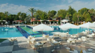 Yüzme havuzu ve dinlenmek için gereken her şeye sahip rahat bir otel. Bahçe manzaralı yeşil alan, güneş yatakları ve barlar