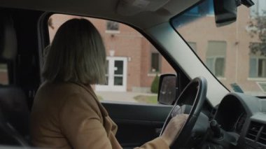 Annem kızını okula arabayla getirdi..