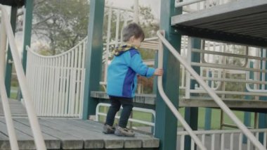 Oyun bahçesinde oynayan yaramaz Asyalı çocuk..