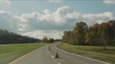 Yolda kısıtlayıcı koniler var. Tamir işleri, çukur onarımları..