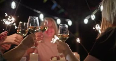 Neşeli bir aile süslü bir masanın üzerine bardakları tokuşturur, elinde maytaplar, akşamları iple aydınlatılan bir bahçede otururlar..