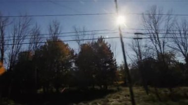 Tipik bir Amerikan şehrinden geçen bir yolda ilerleyin..