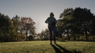 Mutlu anne güneşte bebekle oynuyor..