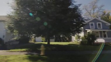 Tipik bir Amerikan şehrinden geçen bir yolda ilerleyin. Yan pencere görünümü.