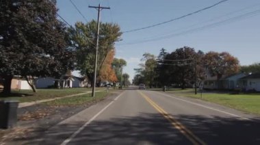 Tipik bir Amerikan tarım bölgesinde düz bir yolda ilerliyoruz. 4k video