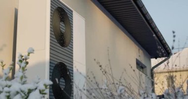 Modern bir kulübenin yanında ısı pompası. Modern ısıtma teknolojileri.