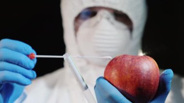 Bilim adamı Büyük Elma 'da bir örnek çekiyor. Gıda kalitesi çalışması.