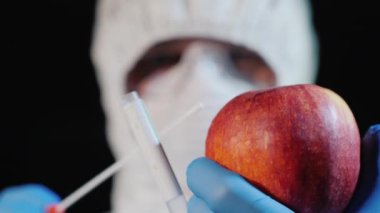 Bilim adamı Büyük Elma 'da bir örnek çekiyor. Gıda kalitesi çalışması.