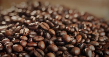 Kavrulmuş doğal kahve çekirdekleri. Düşük derinlikli video