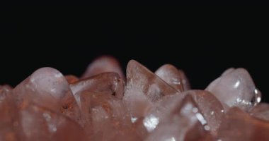 Alevler buz parçalarının üzerinde parlıyor, ateş dilleri buzun yüzeyine yansıyor..