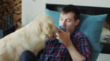 Oyuncu bir Golden Retriever dikkat çekmek için sahibinden akıllı telefon almaya çalışır. Eğlenceli bir video..