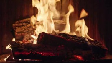 Parlak alevleri ve yükselen kıvılcımlarıyla şöminede parlayan odun sıcak ve samimi bir atmosfer yaratır.