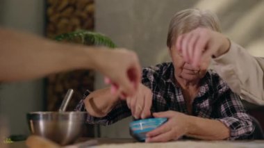 Son sınıf öğrencisi bir kadın ve torunu hamurdan bir tabak hazırlayıp üzerine baharat serpiyorlar. Birbirine sıkı sıkıya bağlı aile, kış tatilinin arifesinde birlikte yemek pişirmeyi ve sıcak anılar yaratmayı seviyor. Yüksek