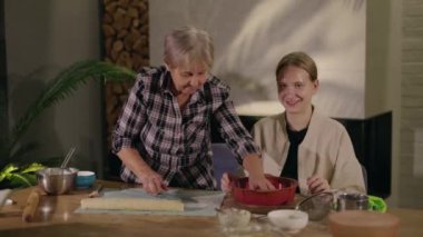 Son sınıf öğrencisi bir kadın ve torunu mutfakta yanan bir şöminenin yanında pizza hazırlıyorlar. Kış tatilinin arifesinde keyifli ve rahat vakit geçiriyorlar. Yüksek