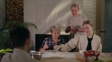 Neşeli bir aile mutfakta birlikte pizza hamuru hazırlıyor sıcak, parıldayan bir şöminenin yanında. Oyuncu Golden Retriever 'ları yardım etmeye çalışıyor. Beklendiği gibi eğlenceli ve hayat dolu bir atmosfer yaratıyor.