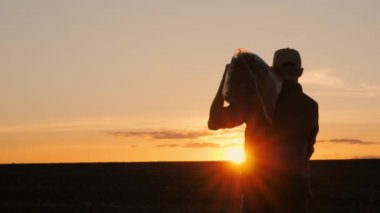 Güzel bir siluet çarpıcı bir gün batımına karşı duruyor. Derin bir yansıma ve huzuru mükemmel bir şekilde yakalıyor.