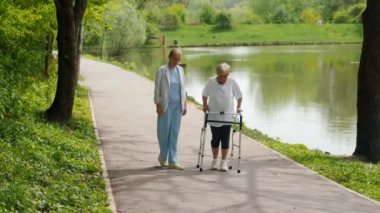 Gölün paylaştığı sakin ve huzurlu bir an, doğada güzel bir şekilde destek ve bağlantı gösteriyor.