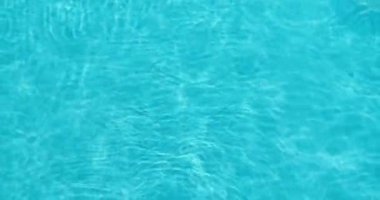 Açık mavi havuz suyuna yakın plan ve tasarım projeleri için ideal yüzey dokuları ile yakın plan. Yüksek kalite 4k görüntü