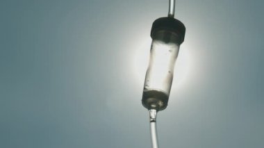 Güneş ışığıyla aydınlatılan damar içi damlama odası iyileşmeyi, umudu ve yaşam mücadelesini sembolize ediyor. Yüksek kalite 4k görüntü