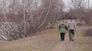 Genç bir çift bulutlu bir bahar gününde göl kenarında el ele yürür. Çıplak ağaçlar ve sakin sularla çevrili kırsal alanda yürürken kalın giysiler giyerler. Yüksek
