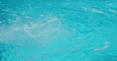 Dinamik havuz suyu yüzeyi karşı akım sisteminden görülebilir güçlü akımlarla dalgalanmalar ve kabarcıklar yaratıyor. Yüksek kalite 4k görüntü