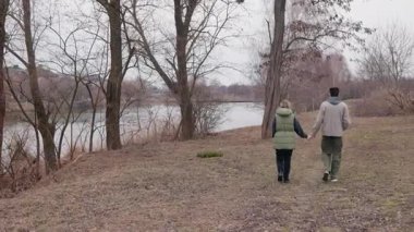 Genç bir çift bulutlu bir bahar gününde göl kenarında el ele yürür. Sıcak giyimli, çıplak ağaçlar ve kuru otlarla çevrili su kenarında huzurlu bir anın tadını çıkarıyorlar. Yüksek
