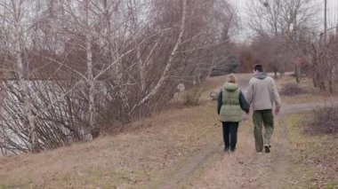 Genç bir çift bulutlu bir bahar gününde göl kenarında el ele yürür. Çıplak ağaçlar ve sakin sularla çevrili kırsal alanda yürürken kalın giysiler giyerler. Yüksek