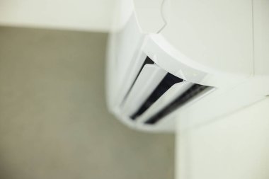 Modern havalandırma deliklerinin kapalı hava dağıtımı ve iklim düzenlemesi için tasarlanmış, ayarlanabilir hoparlörlü yakın görüntüsü. Yüksek kalite fotoğraf